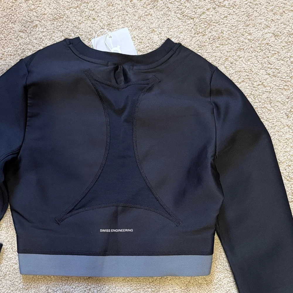 On Running Women's Black and Gray Crop Top - Picture 4 of 4